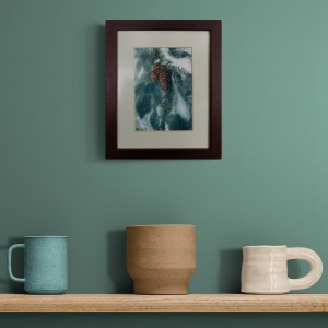 Akvarellmaal Käbid kuusel interjööris